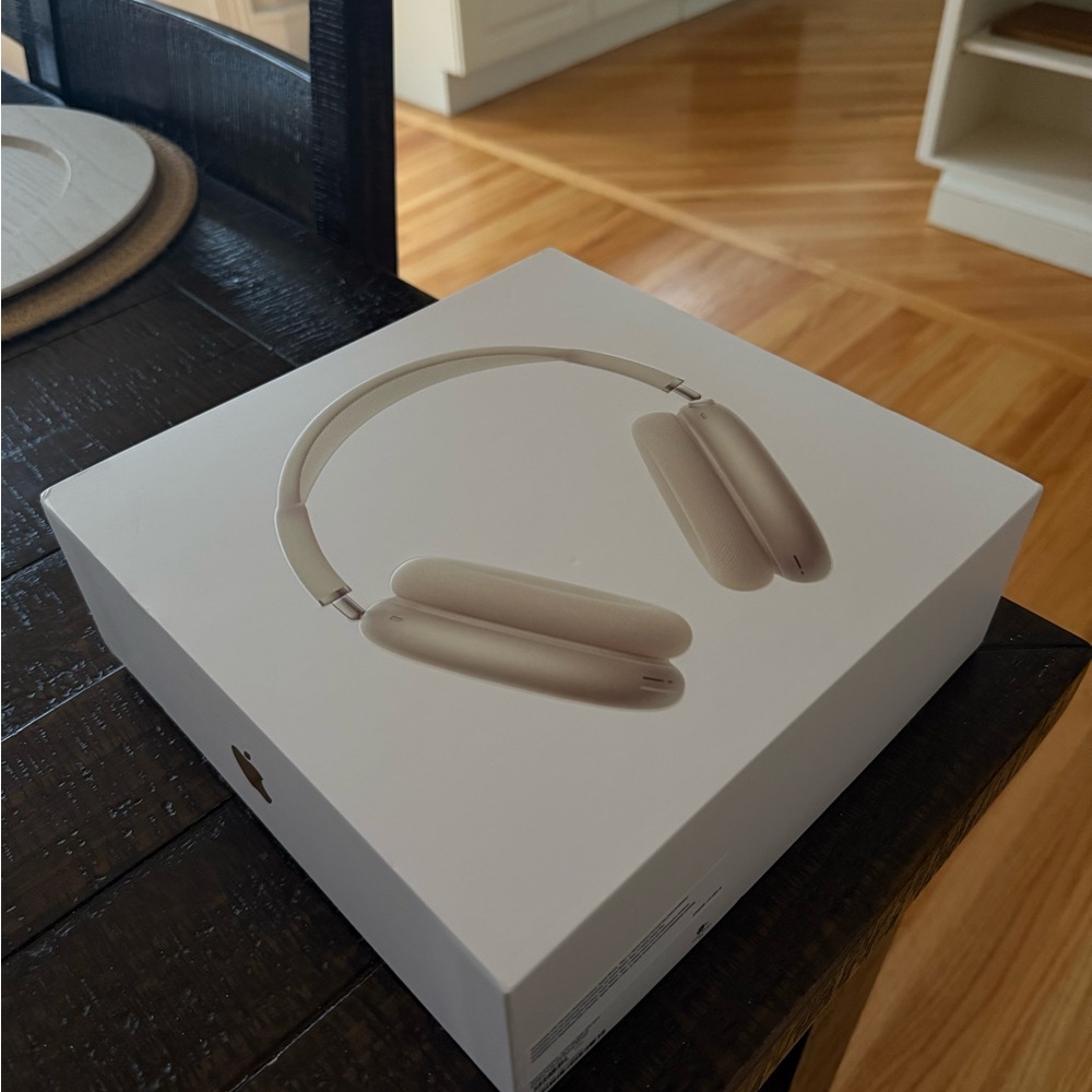 Apple AirPods Max in Starlight